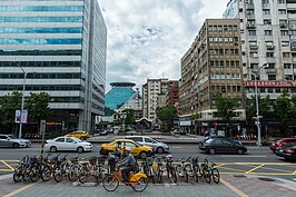 由國父紀念館一號出口後方朝二號出口方向看過去，這個角度就是當年鐵道往、返的方向。