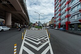 三張犁鐵道就是由左邊（市民高架）與右邊（延吉街）交會口分岔出去，走一小段延吉街後再略偏右彎的方向前往國父紀念館。