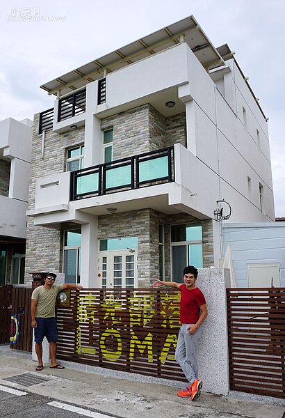 2.蘇達與友人阿周合開的民宿鄰近澎湖鎖管港，三層樓獨棟透天厝總空間約有80坪。
