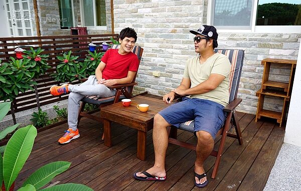 4.門口還有個小庭院，坐在這裡看著天空泡茶聊天超愜意！周圍木柵欄也以原住民風格彩繪呈現。
