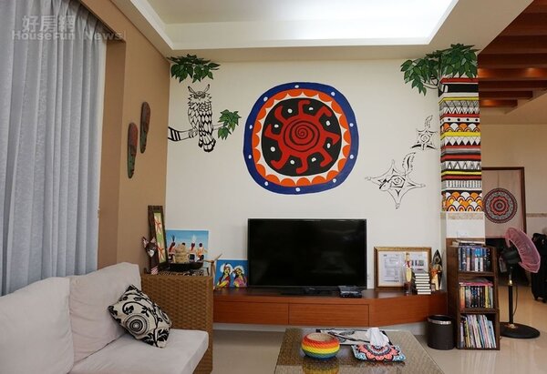 5.客廳採光效果佳，電視櫃牆上斗大圖騰符號，展現出原住民崇拜太陽的意像，是老闆阿周親自設計的。

