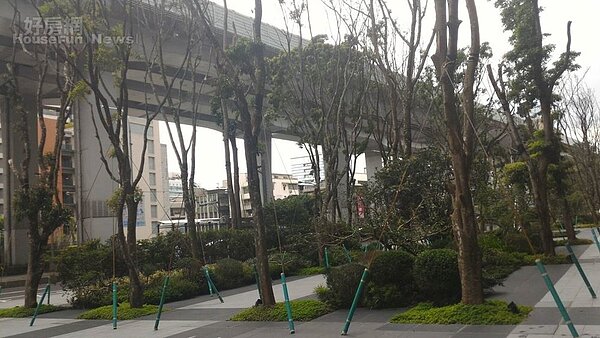 3.社區大門前方因緊鄰高架道路閘口,藉種植細長樹枝擋煞,同時有造景美感。
