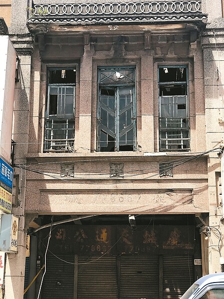 鹿港德成堂樓板傾塌,文化局啟動暫定古蹟程序,希望搶救這幢老建物。 記者林宛諭/攝影