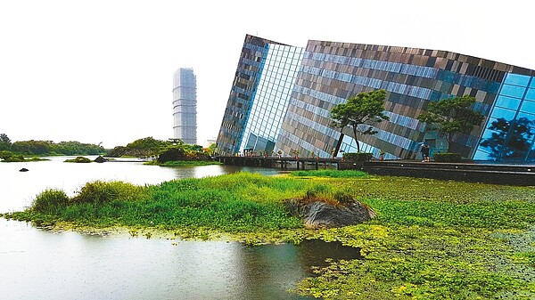 烏石港附近新蓋了一棟29層樓高的建築,被質疑破壞蘭陽博物館與環境融合的地景。 記者王彩鸝/攝影