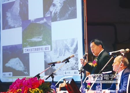 亞洲水泥27日舉行股東會，遠東集團董事長徐旭東在股東會上，播放世界各國開採水泥的狀況，對外澄清。圖／陳信翰