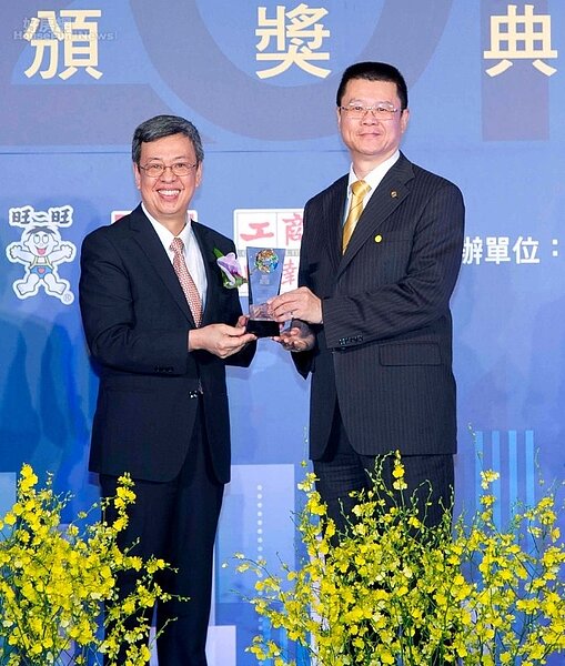 永慶房產集團業務總經理葉凌棋,從中華民國副總統陳建仁手中,領取2017台灣服務業評鑑第一名的獎座