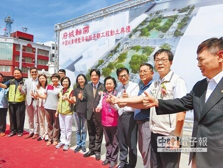 中國城廣場及海安路景觀改造工程動土，台南市長賴清德（中）表示，這是中西區復活計畫的最後一項。（曹婷婷攝）