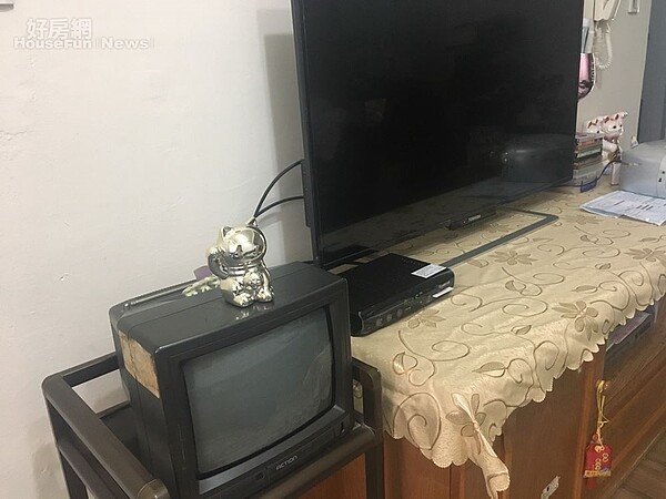 3.馬妹目前在台北中正區租屋,佈置走簡約風,客廳甚至還留著一台古董映像管電視。