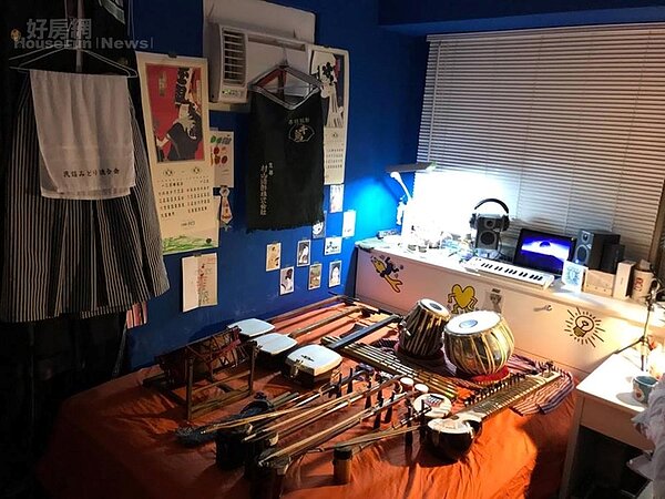 2. 地中海風情的藍色房間,也宛如小型音樂文化館。