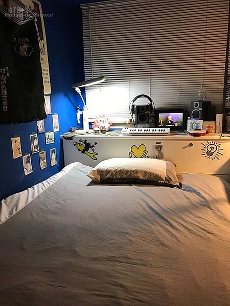 3. 加大型雙人床前貼著造型活潑的IKEA系列貼紙。