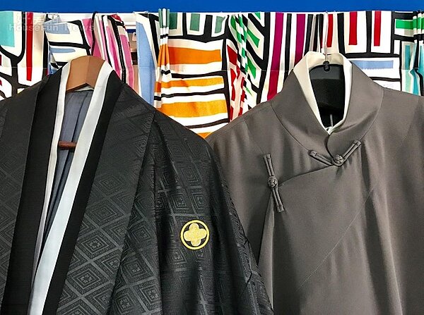 8. 灰馬褂、黑色和服,為鍾於叡的演奏服。