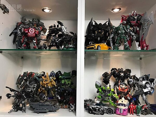 9. 收藏一大櫃四格的變形金剛玩具。