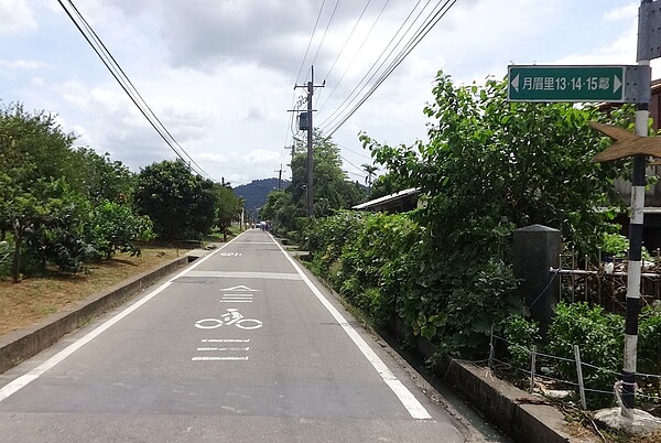 月眉里古早的農路至今使用里鄰地址沒有路名，大溪區公所命名「眉芳路」，居民要求命名「月眉路」。 記者曾增勳／攝影