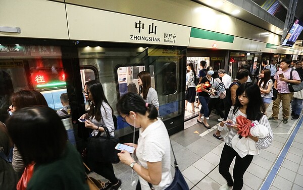 捷運搭車人潮，有時甚至多到排出排隊標線範圍外，但車來了，大多依序上下。 圖／報系資料照