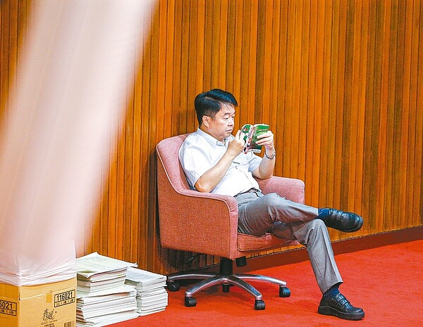 昨日被媒體拍到滑手機的吳秉叡,一早也低調的坐在最後方看漫畫。 記者程宜華/攝影