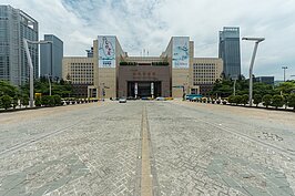 很難想像當年鐵道就是穿越台北市政府後繼續往後方的新光三越方向到松仁路止。