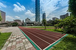 信義國小的前身於民國38~45 年，稱之為四四兵工廠子弟學校，校門口北側則是四四幼稚園。