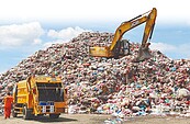 3.2萬噸垃圾堆積如山！惡臭汙水苦了縣民