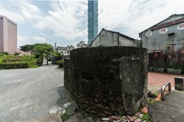 在風雨飄搖的年代，整個台灣本島是隨時備戰狀況，就連四四南村也不例外，為了進行自衛戰鬥，還興建一組機槍堡作為防禦使用。