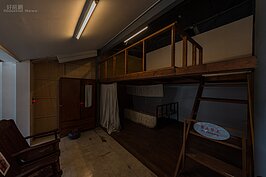特別將照片調暗，重現當年屋內光線的樣子。四四南村許多間都有閣樓，一般來說都是作為臥房使用。