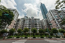 世貿新城戊棟就在信義國小對面，緊鄰信義路五段。
