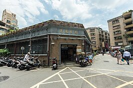 當地採購蔬果肉類美食的光復市場。