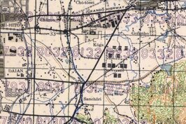 美軍的測繪圖可以很清楚的看到由延吉街分出來的三張犁鐵道走向。圖中橫向黑色短線條就是日軍陸軍倉庫。