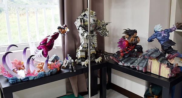 5.辛卡米克的工作室,特地購買大型方格櫃,才能擺下較高的公仔玩具,比較大型的則放在展示架上。