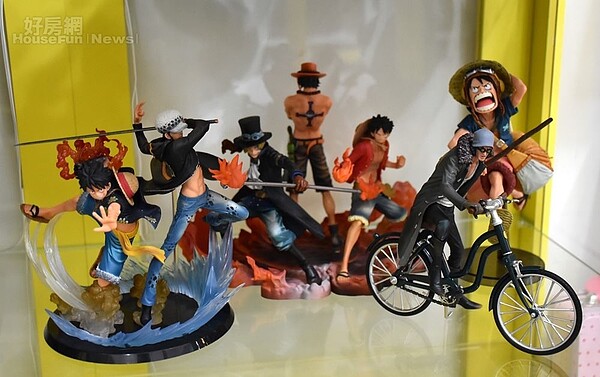 3.客廳區玩具以海賊王為主,包括魯夫、多佛朗明哥、艾斯等角色,辛卡米克表示創作受到這部影響很深。