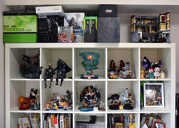 5.辛卡米克的工作室,特地購買大型方格櫃,才能擺下較高的公仔玩具,比較大型的則放在展示架上。