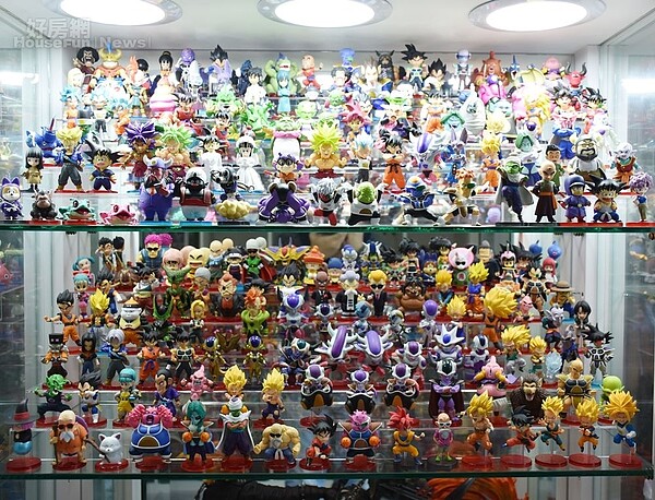 6.工作室裡還有三個超大玻璃展示櫃,估計有近千隻玩具,以海賊王、魔獸世界、血源詛咒、福音戰士等動漫電玩角色居多。