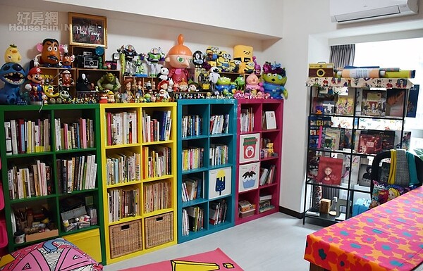 7.老婆的工作室也擺滿玩具,以皮克斯和迪士尼居多,像是小小兵、怪獸大學、玩具總動員…等。
