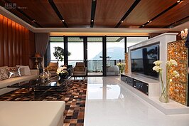 整體裝潢以石材與木材打造，用以融入當地大自然氛圍