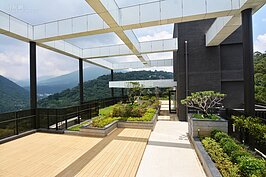 所以豪宅定位不同一般住宅，許多一般住宅，觀景都必須到頂樓才可以欣賞