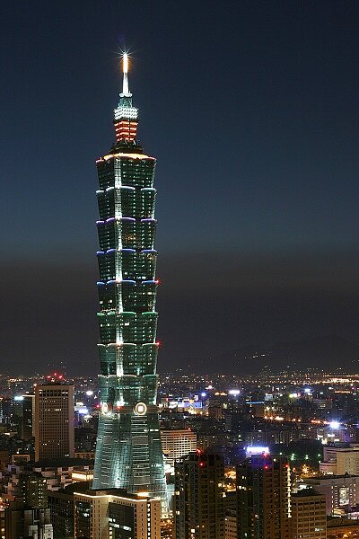 跨年到市府前廣場看演唱會，並欣賞101煙火，成為許多民眾跨年的必備活動（圖／好房資料中心）