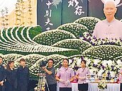 藝人女兒魏如萱、魏如昀淚送