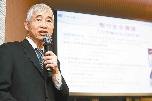 交通部長賀陳旦上午在立法院交通委員會報告時,站在立法委員的質詢台,自備幻燈片做簡報。 記者王騰毅/攝影