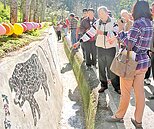 磁磚拼文化牆 養靈社區驚豔