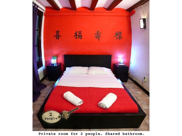 不少旅館會將房間裝潢成特殊主題吸引客人，但這間濃濃中國風的民宿也太嚇人了。（翻攝自booking.com）