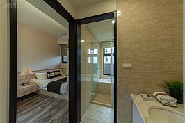 三房兩廳的格局在衛浴上大都會有兩套。一是主臥房專用的，另外一套則是共用衛浴。在這部分建商也都會裝上洗臉盆、蓮蓬頭、馬桶等基本設施，所要增加的大概就是掛浴巾的架子以及收納衛浴用品的小廚櫃。若自己有能力，大賣場買來自己就可以安裝，可省下不少錢。