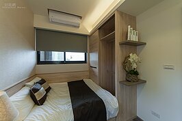 遷就要有衣櫃以及床的長度要符合居住者身高，所以就變成了這個樣子。床尾與衣櫃緊貼在一起，在拿衣服的時候總是會有點不便。
