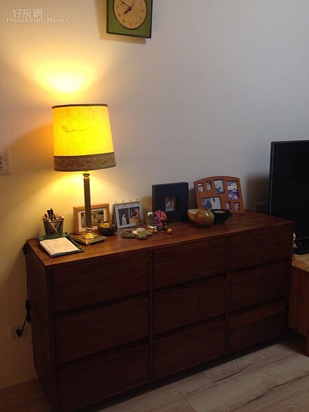 4.角落有著溫暖燈光,擺放著自己與家人的照片。