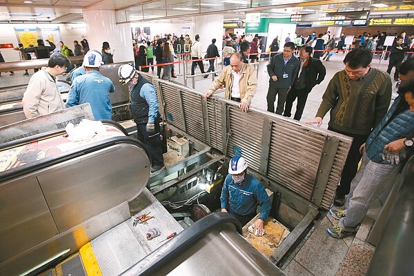 台北車站板南線轉乘淡水信義線方向電梯故障冒煙，影響各線通車。 記者楊萬雲/攝影