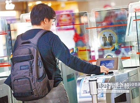 桃園機場自動通關系統可減少排隊及人工查驗的時間。(范揚光攝)