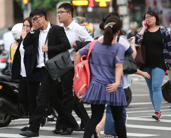 近年台灣低薪困境讓台灣年輕人尋求外派，圖為街頭的年輕上班族。 記者王騰毅／攝影