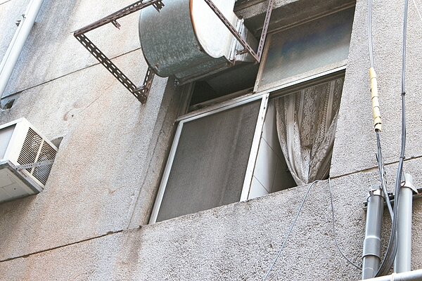 桃園市龍潭愛心長照中心二樓發生火災後，房間窗戶全都打開，可依稀看見窗簾已被燻黑。 記者張雅婷／攝影