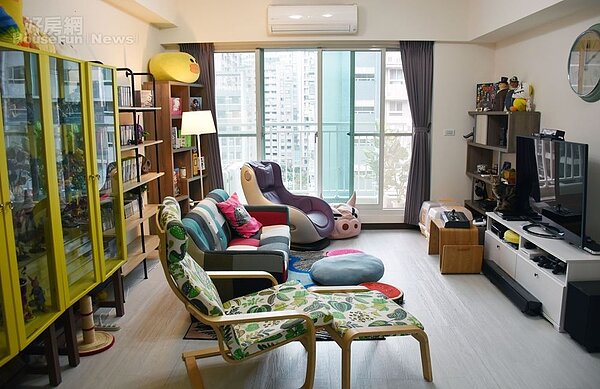 2. 辛卡米克目前在紅樹林捷運站附近租屋,位居高層樓採光相當好。