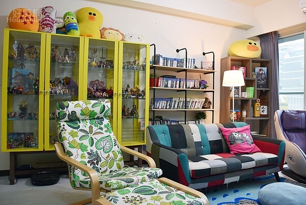 3. 原本磁磚地板改貼木皮,搭配特色傢俱,整體空間營造出繽紛活潑的熱鬧氛圍。