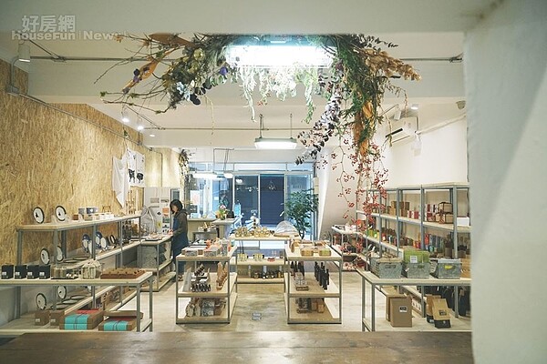 3. 空間在自然極簡中安插美麗別緻的元素。