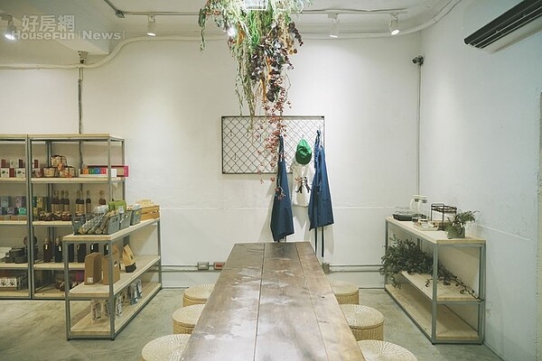 5. 用餐區採用長方桌,藉由併桌經營人情味。